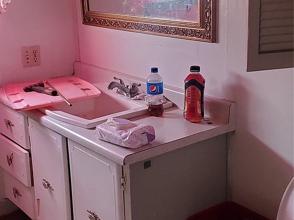 Damron Rd. Bathroom>