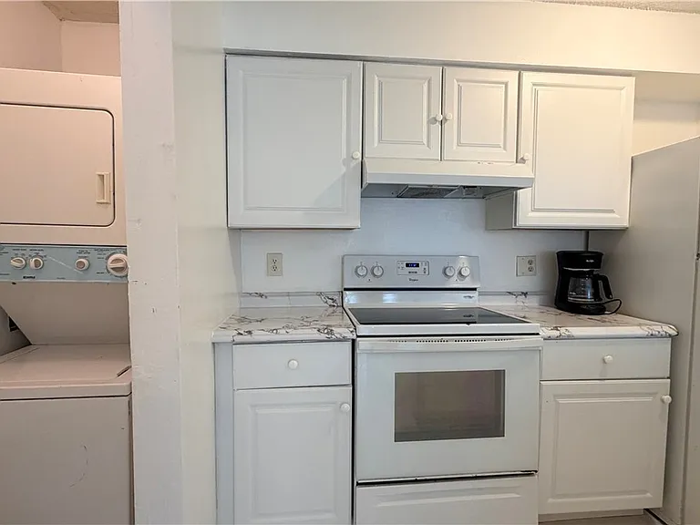 3407 Winkler Ave #309 — Photo 7