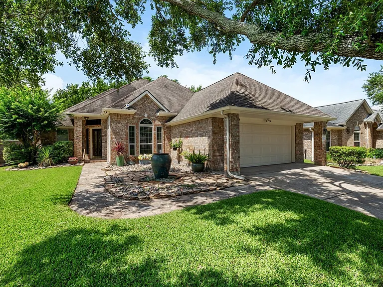 2723 Shelby Dr — Photo 1