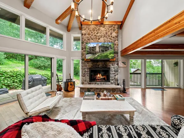 850 Hillside DRIVE #GG1, Fontana, WI 53125