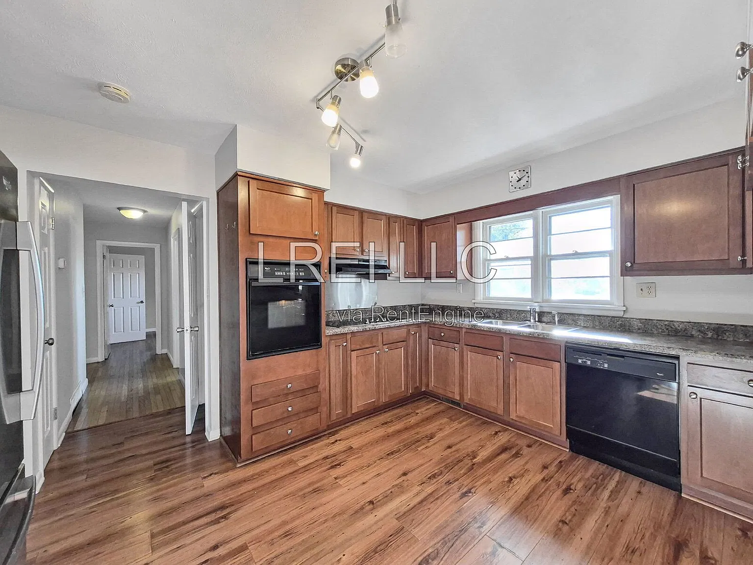 3 bed, 2.5 bath, 1296 sqft, $1,650 — Photo 4