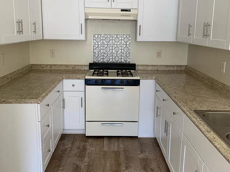 Claudina Apartments — Photo 33
