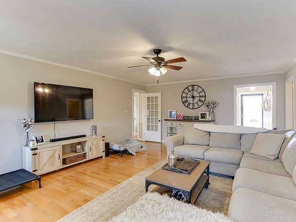 3rd image of 1000 Lindsley Dr