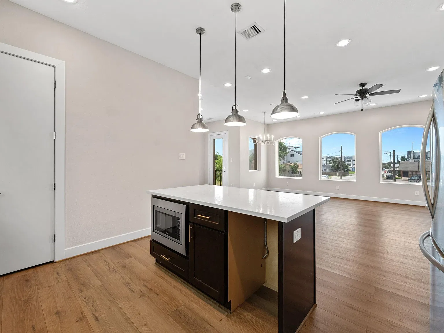 3 bed, 3.5 bath, 1968 sqft, $2,750 — Photo 3
