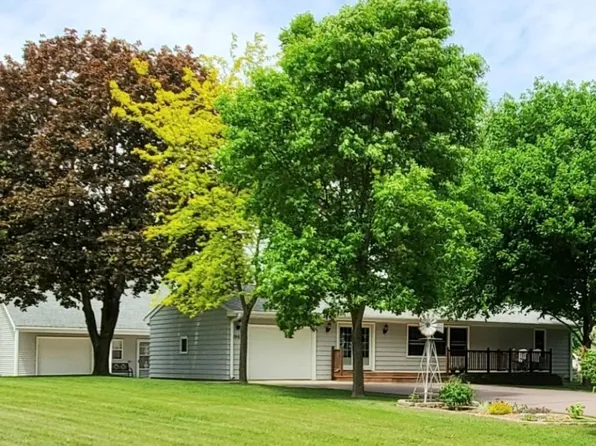 1960 Cottonwood Lake Dr, Windom, MN 56101