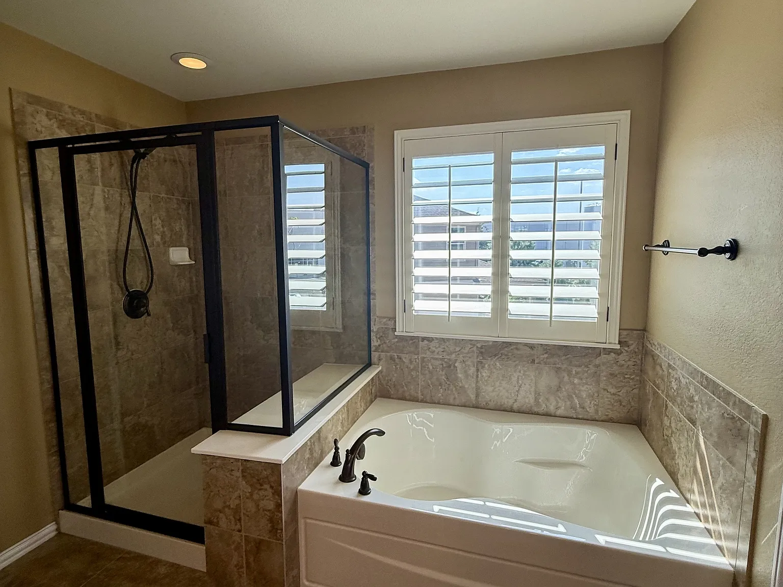 X - Hampton Bliss Trce 16128 -- Ronda-- — Photo 2