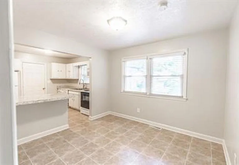 205 N Glover St — Photo 16