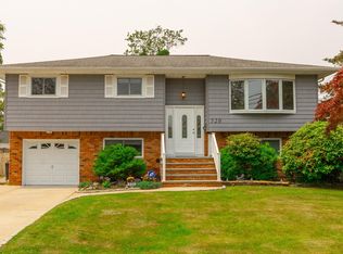 520 Hyman Ave, West Islip, NY 11795