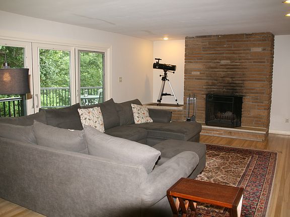 Living room/fireplace