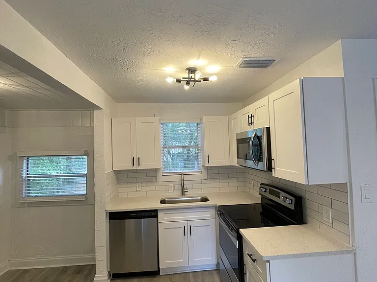 2103 W Grace St — Photo 2