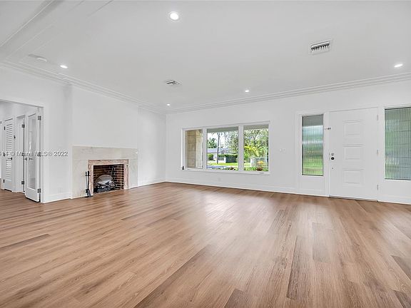 Enter into a very comfortable and completely renovated house in very desirable Miami area. 