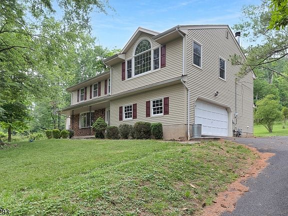 3rd image of 15 Linda Ln