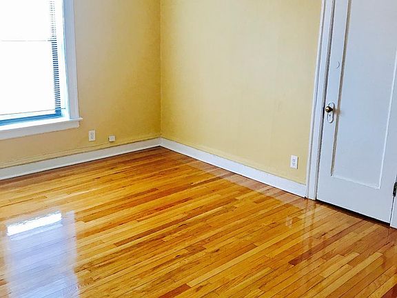 3rd image of 6867 S Crandon Ave #1