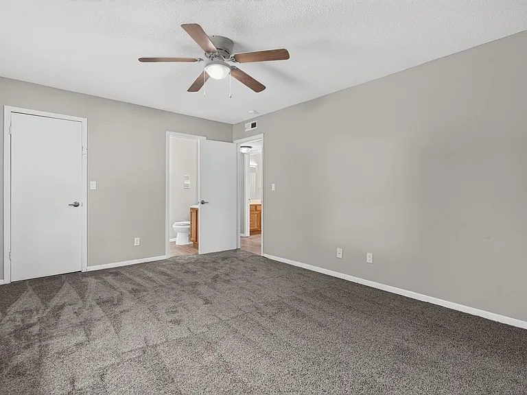 Hollow Hills Apartments — Photo 88