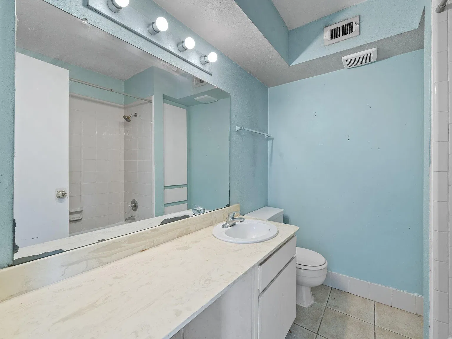 3 bed, 2.0 bath, 1300 sqft, $2,100 — Photo 4