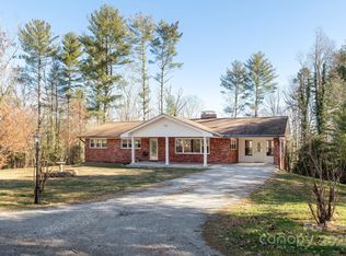290 Crabapple Hill Ln, Hendersonville, NC 28792