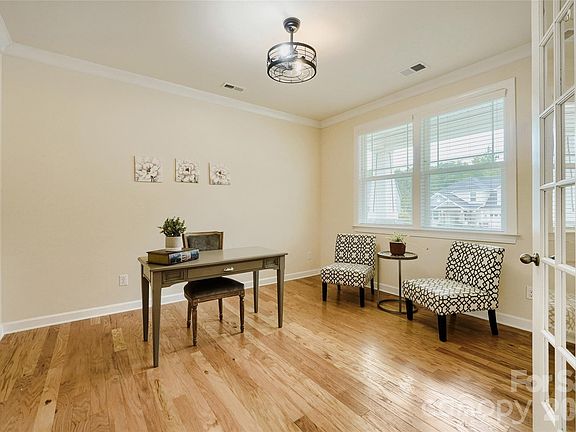 3rd image of 10169 Castlebrooke Dr