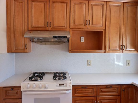 2nd image of 43425 Lindenwood St