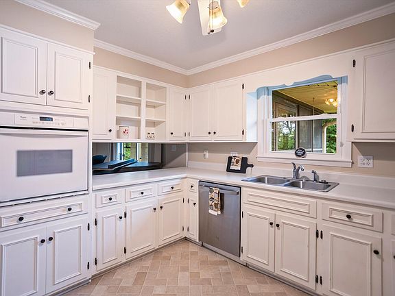 2nd image of 409 Laurel Dr