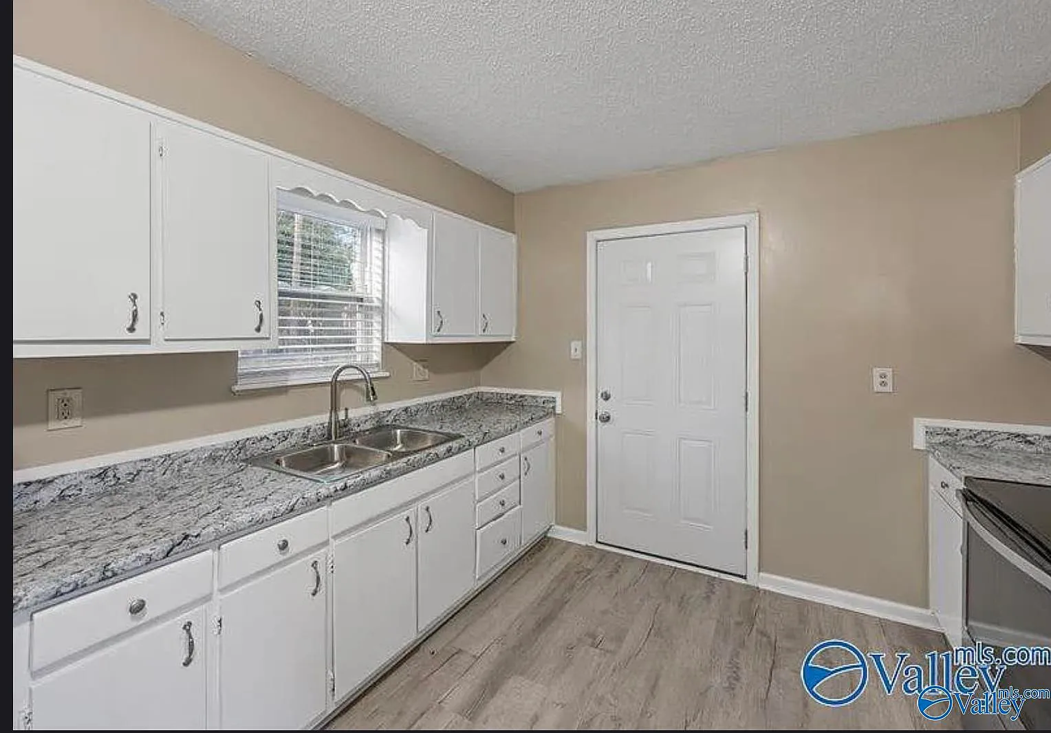3 bed, 2.0 bath, 1100 sqft, $1,200 — Photo 2