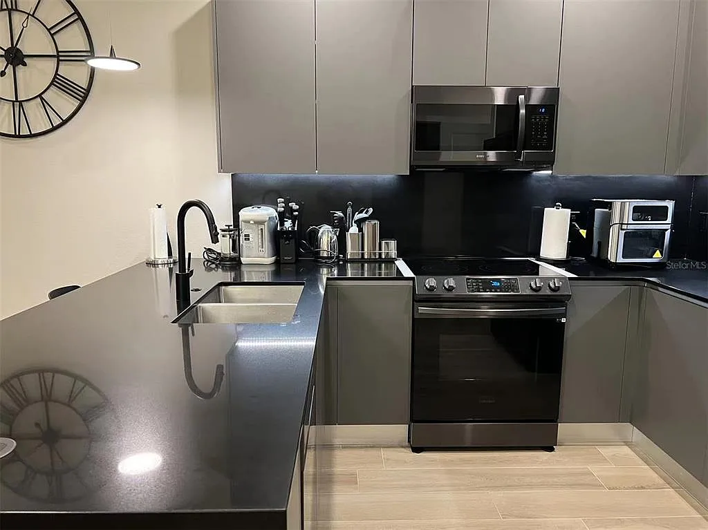 3 bed, 3.0 bath, 1852 sqft, $2,550 — Photo 4