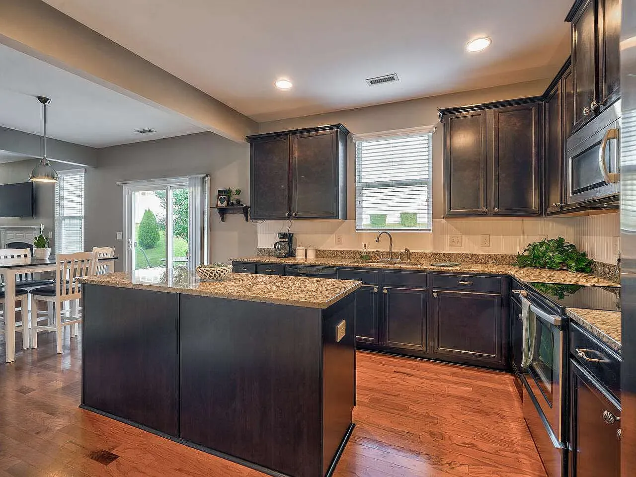 3 bed, 2449 sqft, $2,200 — Photo 4