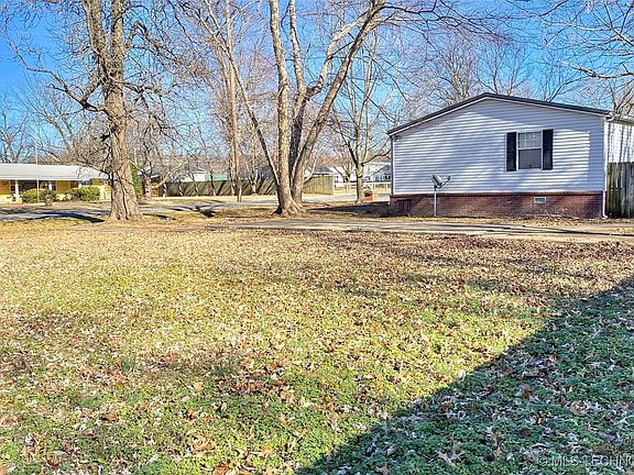 5th image of 320 W Maple St