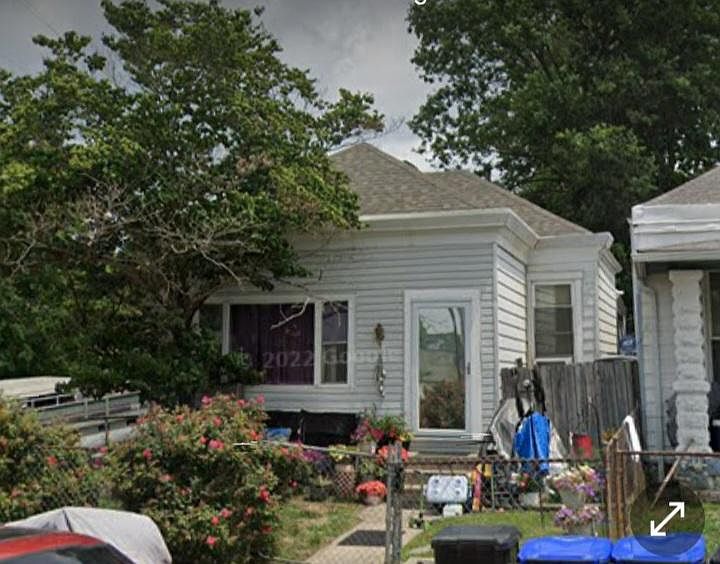2nd image of 2923 Montgomery St