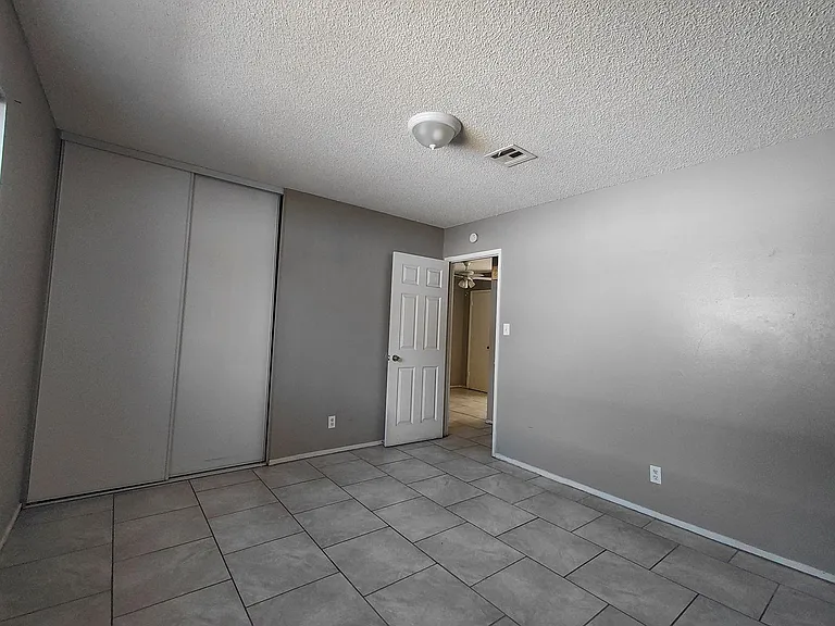 111 Greenbriar Townhouse Way — Photo 6