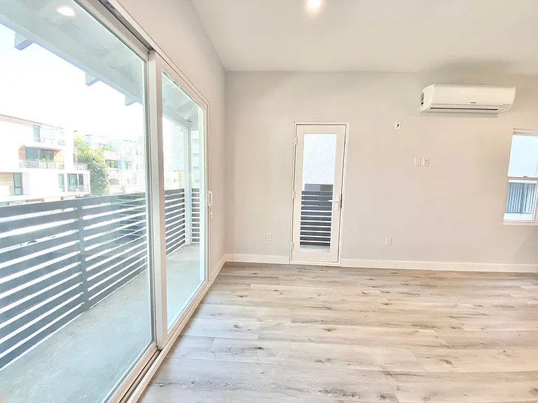 141 Swall Residences — Photo 9