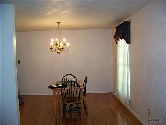 4th image of 945 Windsor St