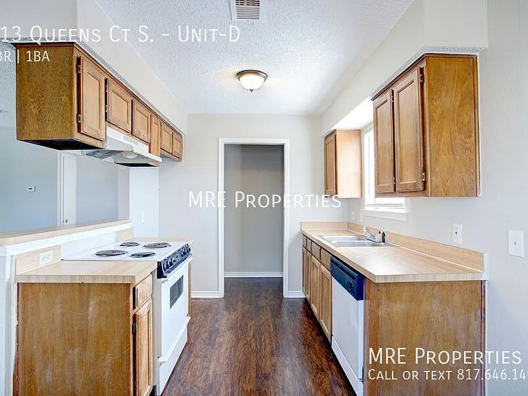 313 Queens Ct S #D — Photo 8