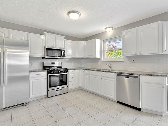 5th image of 6 Barkwood Trails Dr