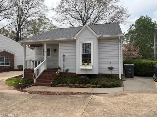 718 Meadowgreen Village Dr, Eden, NC 27288