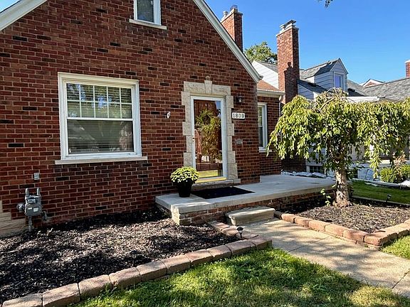 2nd image of 1809 Roslyn Rd