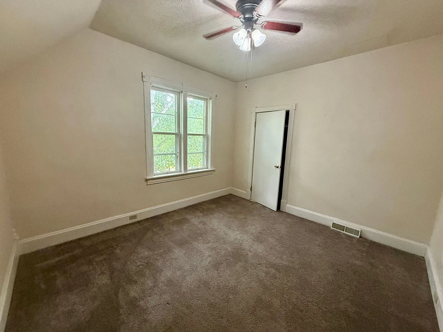 910 S 6th Ave — Photo 4