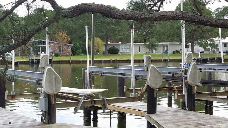 Pier and 2 boatslips 