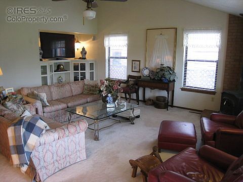 3rd image of 874 W Barberry Cir