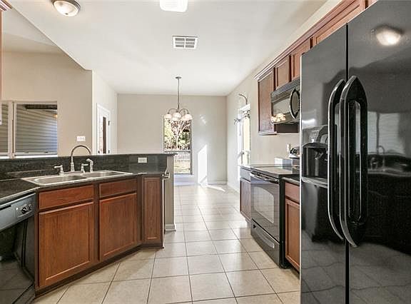 5th image of 561 Piney Plains Ln
