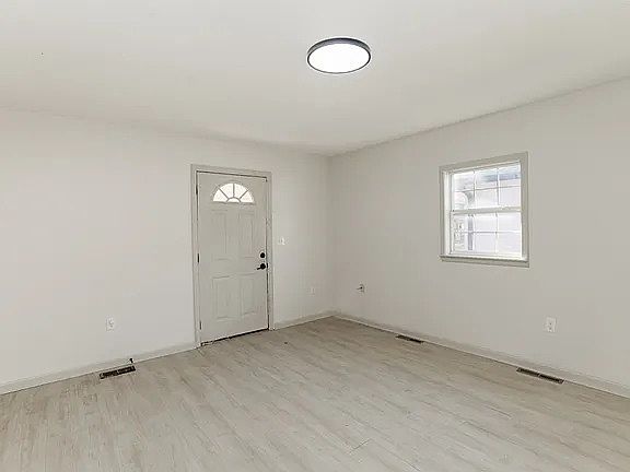 4th image of 704 E Boston St