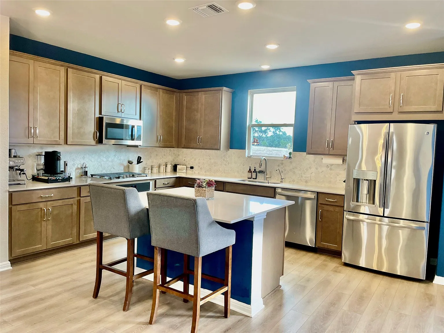 4 bed, 3.5 bath, 2281 sqft, $3,150 — Photo 2
