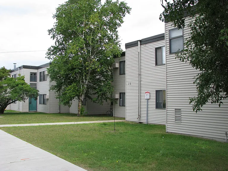 Lakeside Manor Apartments — Photo 9