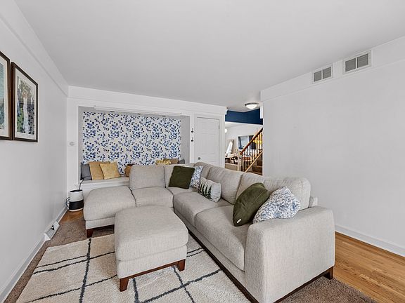 3rd image of 16352 Oxford Dr