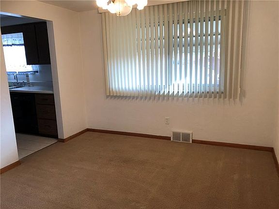 4th image of 443 Blossom Dr