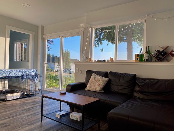 living area, bright and plenty of windows