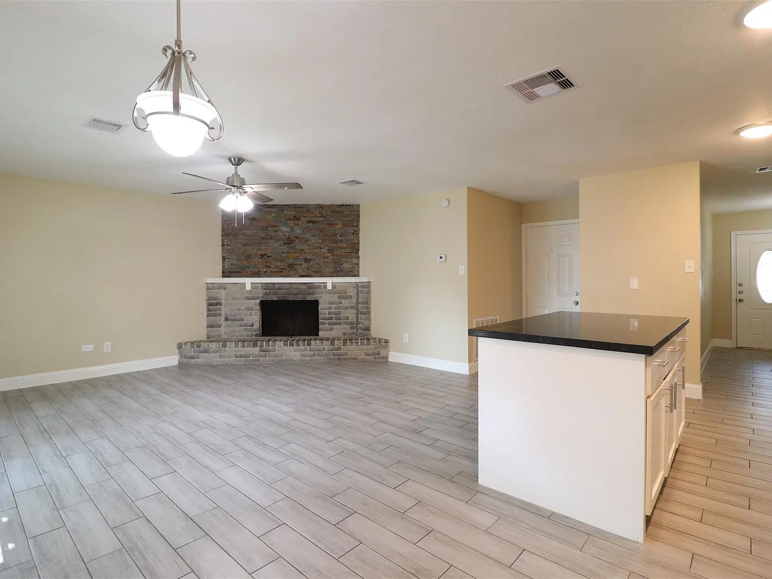 3 bed, 2.0 bath, 1452 sqft, $1,850 — Photo 3