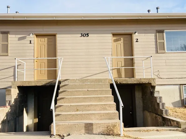 305 E Grandview Dr, Junction City, KS