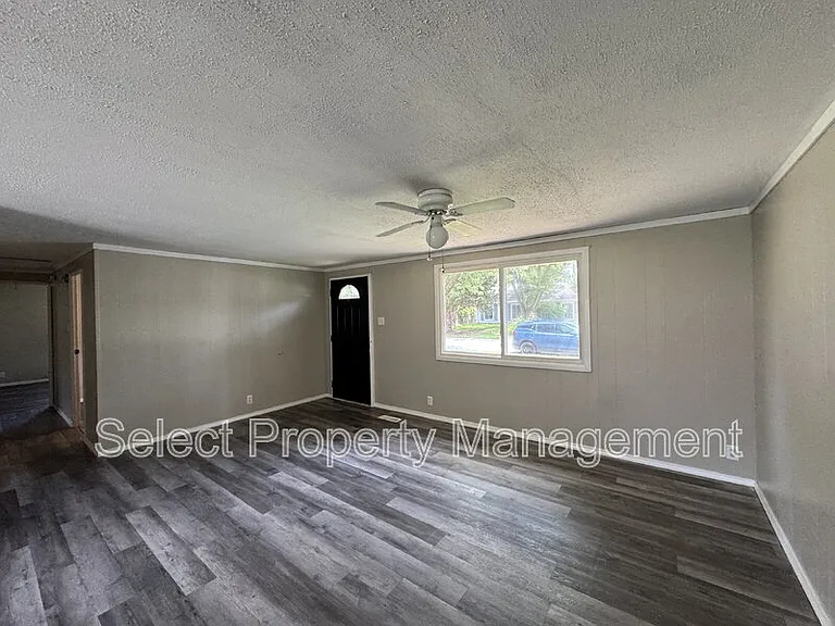 1210 Asbury Dr — Photo 3