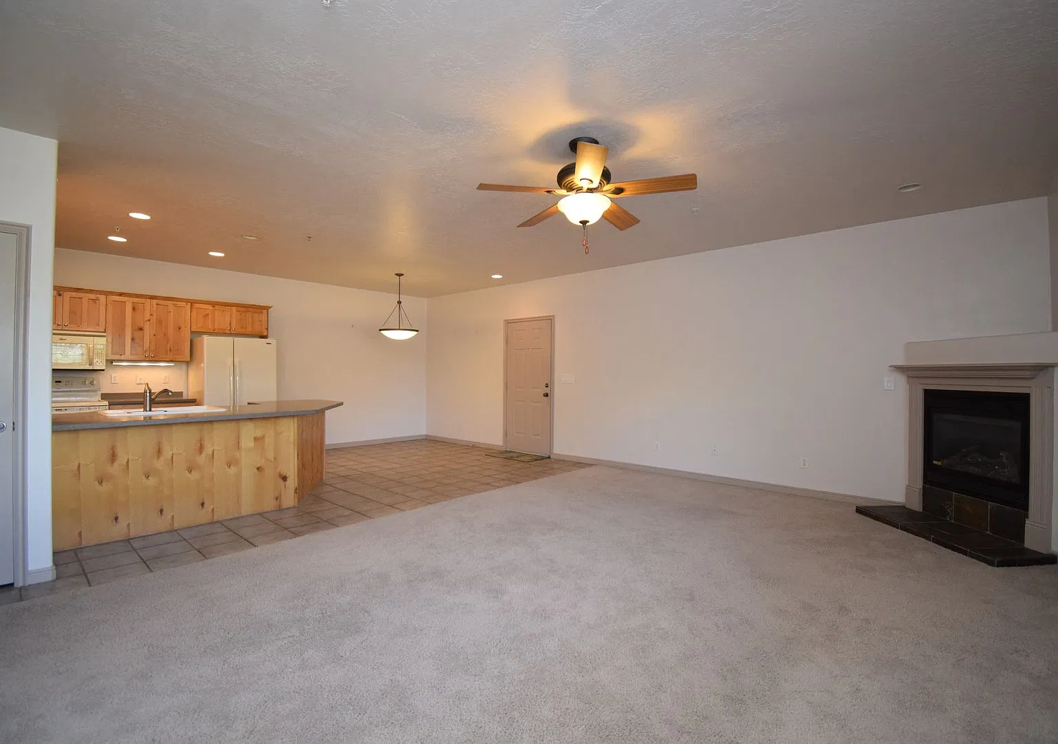 Beautiful 3 Bed Condo with Fantastic HOA and Amenities! — Photo 4