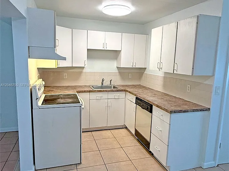 12096 Dolphin Dr — Photo 4